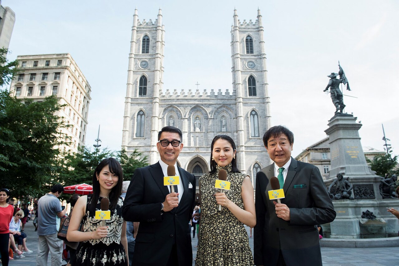 ノートルダム大聖堂にて。左から志田未来、中井貴一、長澤まさみ、君塚良一。