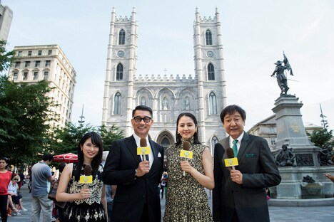 ノートルダム大聖堂にて。左から志田未来、中井貴一、長澤まさみ、君塚良一。