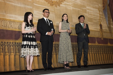 舞台挨拶にて。左から志田未来、中井貴一、長澤まさみ、君塚良一。