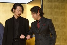 左から綾野剛、山田孝之。