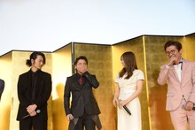 藤森慎吾（右）からの指摘で、ヘアクリップを付けたまま出てきてしまったことに気付き動揺する山田孝之（左から2番目）。