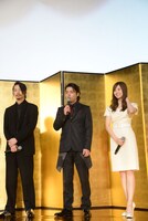 左から綾野剛、山田孝之、白石麻衣。