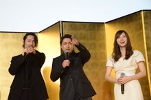 「剛」や「山」と書かれたうちわを持つ観客を見つけた綾野剛（左）と山田孝之（中央）。