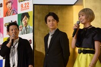 左からやべきょうすけ、崎本大海、最上もが。