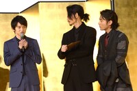 扇子をあおぐ綾野剛（中央）と風に当たろうと近寄る山田孝之（右）。2人の距離感が気になる様子の本郷奏多（左）。