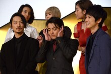 演出の音を怖がり、身構える山田孝之（下段中央）。