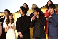 演出の音を怖がり、身構える山田孝之（下段右から2番目）とほほえみかける白石麻衣（下段左）。