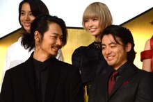 左から綾野剛、山田孝之。