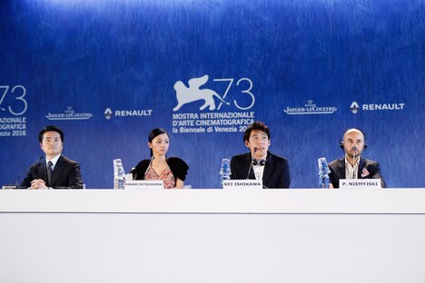 「愚行録」公式記者会見の様子。