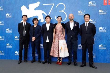 「愚行録」フォトコールの様子。