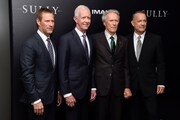 「ハドソン川の奇跡」ニューヨークプレミアにて。左からアーロン・エッカート、チェズレイ・“サリー”・サレンバーガー、クリント・イーストウッド、トム・ハンクス。 （写真：Matthew Eisman）
