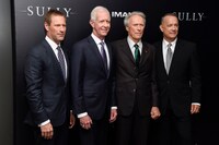 「ハドソン川の奇跡」ニューヨークプレミアにて。左からアーロン・エッカート、チェズレイ・“サリー”・サレンバーガー、クリント・イーストウッド、トム・ハンクス。 （写真：Matthew Eisman）