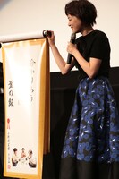 選んだ川柳について説明する上野樹里。