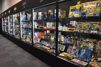 壁一面に並ぶヴィンテージグッズ。