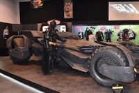 バットモービルに手を置く千葉ットマン。