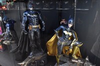 バットマンとキャットウーマンのフィギュア。
