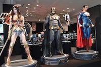 左からワンダーウーマン、バットマン、スーパーマン。いずれも1/1スケール。