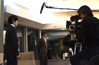 「闇金ウシジマくん Part3」沢村真司役の本郷奏多（左）と、清栄真実役の山田裕貴（中央）。