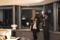 「闇金ウシジマくん Part3」撮影の合間に決めポーズを見せる天生翔役の浜野謙太（左）と、まねする清栄真実役の山田裕貴（右）。