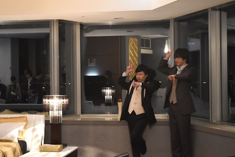 「闇金ウシジマくん Part3」撮影の合間に決めポーズを見せる天生翔役の浜野謙太（左）と、まねする清栄真実役の山田裕貴（右）。