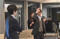 「闇金ウシジマくん Part3」天生翔の決めポーズをまねする清栄真実役の山田裕貴（右）。