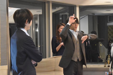 天生翔の決めポーズをまねする清栄真実役の山田裕貴（右）。