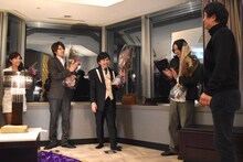 「闇金ウシジマくん Part3」山田裕貴（左から2番目）、浜野謙太（中央）、川野直輝（右から2番目）のオールアップの様子。