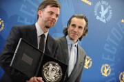 第60回アメリカ監督組合賞に出席した際のポール・トーマス・アンダーソン（左）とダニエル・デイ＝ルイス（右）。