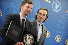 第60回アメリカ監督組合賞に出席した際のポール・トーマス・アンダーソン（左）とダニエル・デイ＝ルイス（右）。