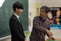 「いきなり先生になったボクが彼女に恋をした」撮影時の様子。左からイェソン（SUPER JUNIOR）、朝原雄三。