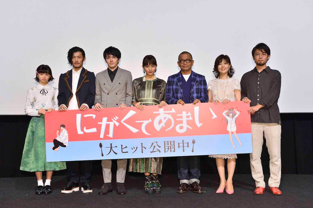 「にがくてあまい」初日舞台挨拶の様子。左から桜田ひより、淵上泰史、林遣都、川口春奈、中野英雄、石野真子、草野翔吾。