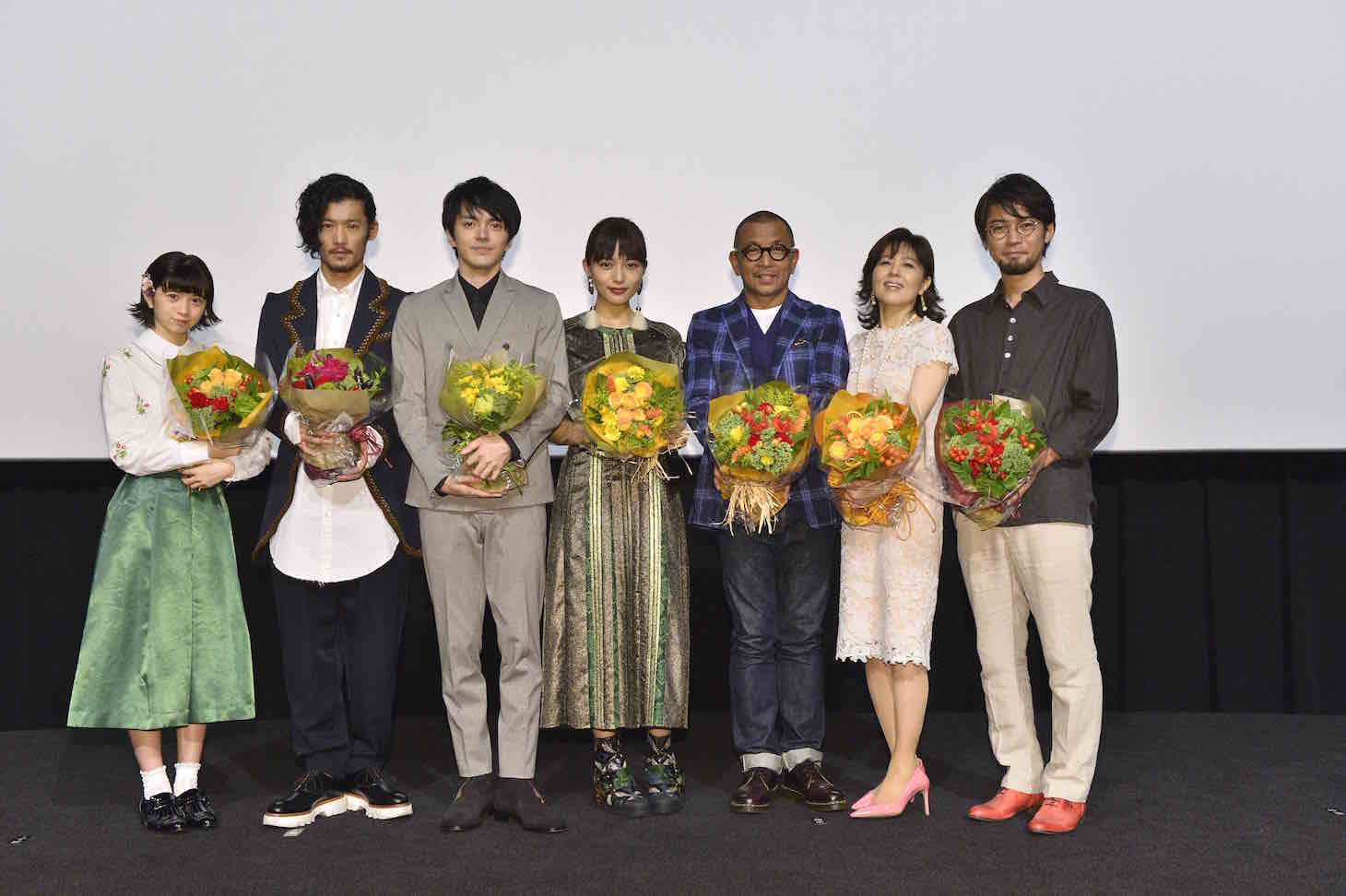 「にがくてあまい」初日舞台挨拶の様子。左から桜田ひより、淵上泰史、林遣都、川口春奈、中野英雄、石野真子、草野翔吾。