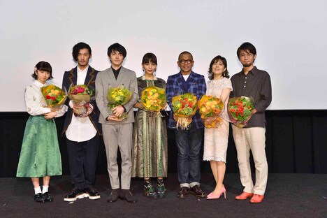 「にがくてあまい」初日舞台挨拶の様子。左から桜田ひより、淵上泰史、林遣都、川口春奈、中野英雄、石野真子、草野翔吾。
