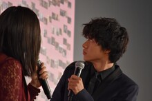 山崎賢人（右）