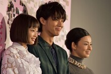 左から広瀬すず、中川大志、檀れい。