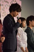 左から山崎賢人、広瀬すず。