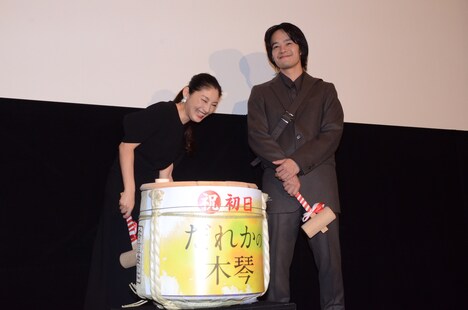 左から常盤貴子、池松壮亮。