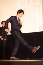 シュートを放つ佐々木蔵之介。