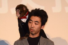 菊千代を肩に乗せる柄本時生。