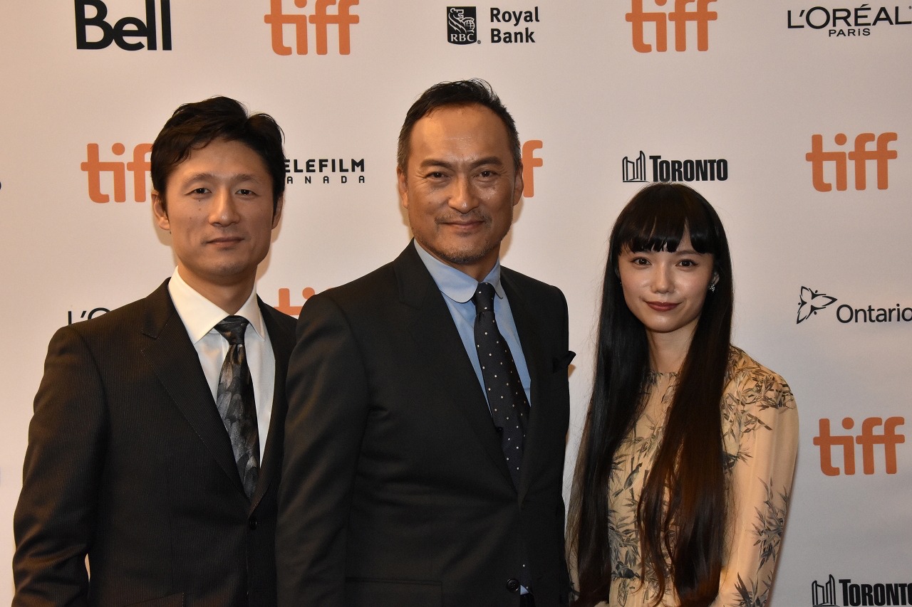 左から李相日、渡辺謙、宮崎あおい。