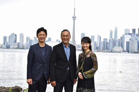 左から李相日、渡辺謙、宮崎あおい。