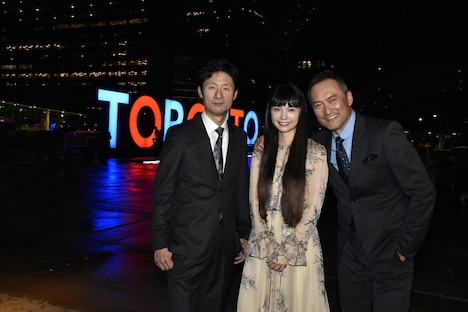 左から李相日、宮崎あおい、渡辺謙。