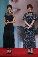 左から山本美月、本田翼。