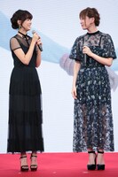 左から山本美月、本田翼。