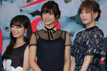 左から佐藤玲、山本美月、本田翼。