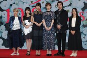 「少女」完成報告会見の様子。左から三島有紀子、佐藤玲、山本美月、本田翼、真剣佑、湊かなえ。