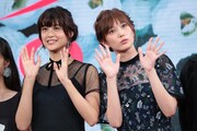 左から山本美月、本田翼。