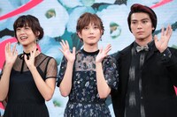 左から山本美月、本田翼、真剣佑。