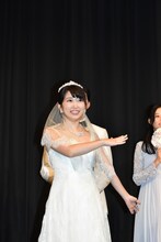 ブーケトスをする志田未来。