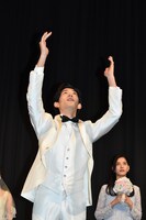 ブーケトスをする竜星涼。